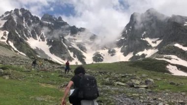 Avusor Platosu ve Kackar Dağları mavi bulutlu gökyüzü arkaplanıyla