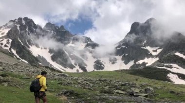 Avusor Platosu ve Kackar Dağları mavi bulutlu gökyüzü arkaplanıyla