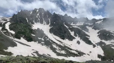 Avusor Platosu ve Kackar Dağları mavi bulutlu gökyüzü arkaplanıyla