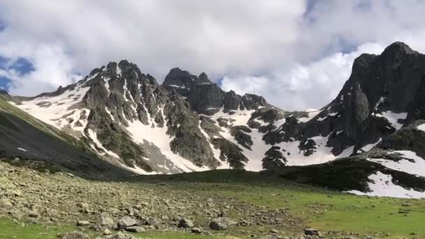 Avusor Platosu Kackar Dağları Mavi Bulutlu Gökyüzü Arkaplanıyla — Stok video
