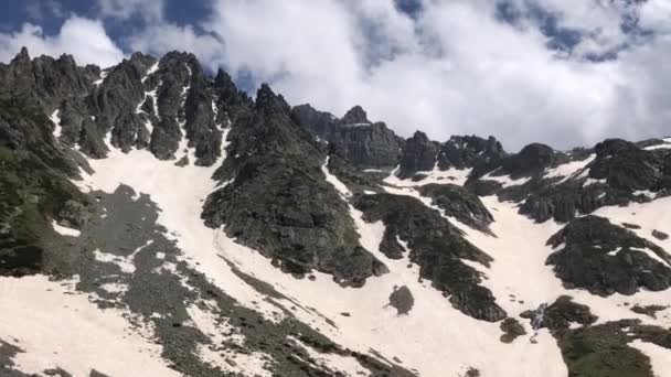 蓝色云天背景的阿武索高原和卡卡山脉 — 图库视频影像