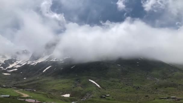 青い曇りの空の背景を持つアヴィソール高原とカッカール山脈 — ストック動画