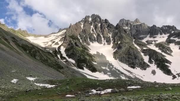 蓝色云天背景的阿武索高原和卡卡山脉 — 图库视频影像