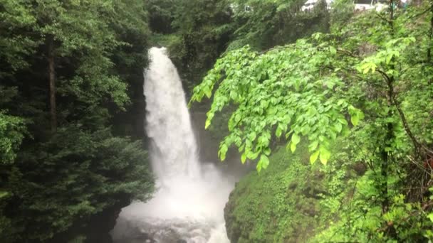 Водопад Паловит Камлигемсине — стоковое видео