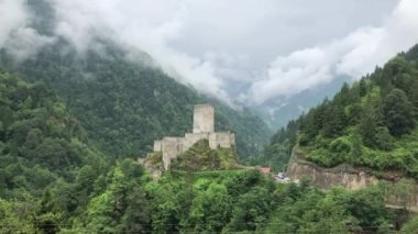 Rize, Türkiye 'deki Zilkale Şatosu. Firtina Vadisi 'ndeki ortaçağ kalesi. (Zil Kale veya Zil Kalesi).