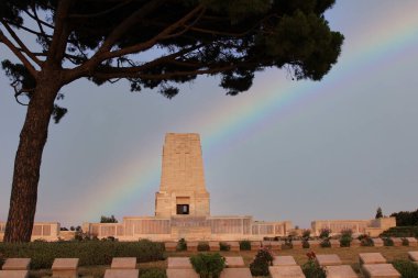Birinci Dünya Savaşı sırasında Çanakkale ve deniz muharebelerinin yapıldığı Gelibolu Yarımadası. Şehitler Anıtı ve Anzak Koyu.