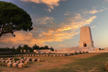 Birinci Dünya Savaşı sırasında Çanakkale ve deniz muharebelerinin yapıldığı Gelibolu Yarımadası. Şehitler Anıtı ve Anzak Koyu.