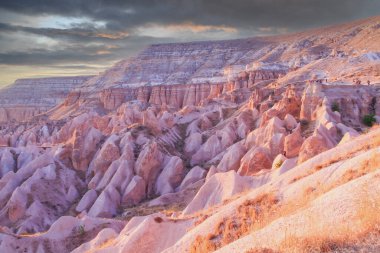 Kapadokya - balon turu büyük turistik cazibe. Cappadocia dünyanın her yerinden sıcak hava balonları ile uçmak için en iyi yerlerden biri olarak bilinir. Göreme, Kapadokya