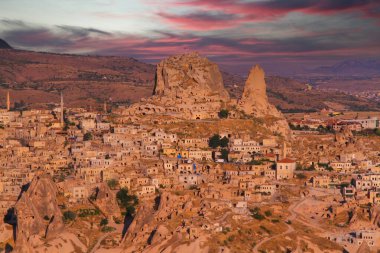 Kapadokya - balon turu büyük turistik cazibe. Cappadocia dünyanın her yerinden sıcak hava balonları ile uçmak için en iyi yerlerden biri olarak bilinir. Göreme, Kapadokya