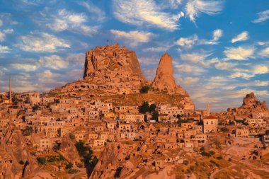Kapadokya - balon turu büyük turistik cazibe. Cappadocia dünyanın her yerinden sıcak hava balonları ile uçmak için en iyi yerlerden biri olarak bilinir. Göreme, Kapadokya