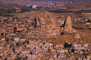 Kapadokya - balon turu büyük turistik cazibe. Cappadocia dünyanın her yerinden sıcak hava balonları ile uçmak için en iyi yerlerden biri olarak bilinir. Göreme, Kapadokya
