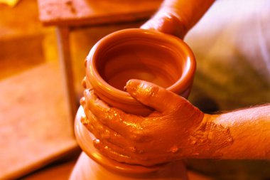 Çömlek atölyesinde, stüdyoda kase yapan profesyonel çömlekçi..