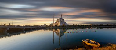 Sabancı Merkez Camii, Adana'da Eski Saat Kulesi ve Taş Köprü. Seyhan Nehri önünde cami minareleri ile Adana Belediyesi.