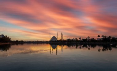 Sabancı Merkez Camii, Adana'da Eski Saat Kulesi ve Taş Köprü. Seyhan Nehri önünde cami minareleri ile Adana Belediyesi.