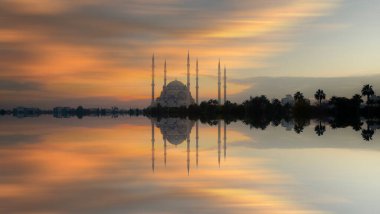 Sabancı Merkez Camii, Adana'da Eski Saat Kulesi ve Taş Köprü. Seyhan Nehri önünde cami minareleri ile Adana Belediyesi.