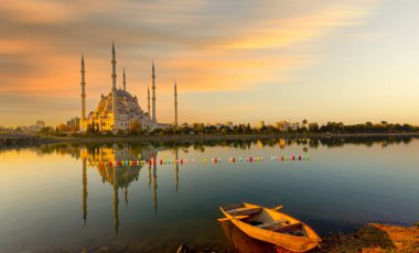 Sabancı Merkez Camii, Adana'da Eski Saat Kulesi ve Taş Köprü. Seyhan Nehri önünde cami minareleri ile Adana Belediyesi.