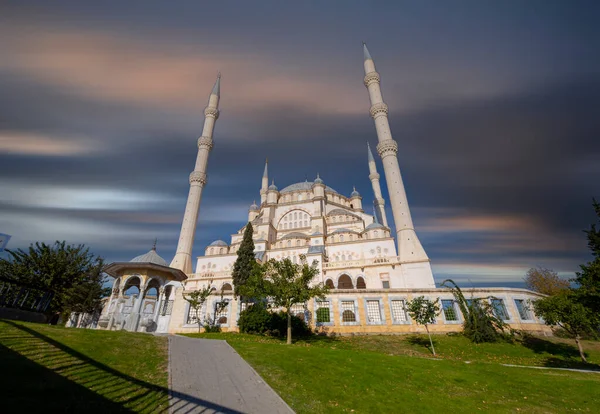 Sabancı Merkez Camii, Adana'da Eski Saat Kulesi ve Taş Köprü. Seyhan Nehri önünde cami minareleri ile Adana Belediyesi.
