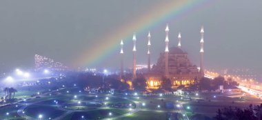 Sabancı Merkez Camii, Adana'da Eski Saat Kulesi ve Taş Köprü. Seyhan Nehri önünde cami minareleri ile Adana Belediyesi.