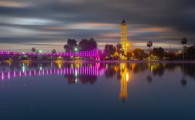 Adana 'daki Adana Central Park' tan Yuregir Saat Kulesi 'nin görüntüsü. Seyhan Nehri ve Askı Köprüsü
