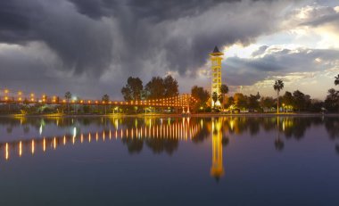 Adana 'daki Adana Central Park' tan Yuregir Saat Kulesi 'nin görüntüsü. Seyhan Nehri ve Askı Köprüsü