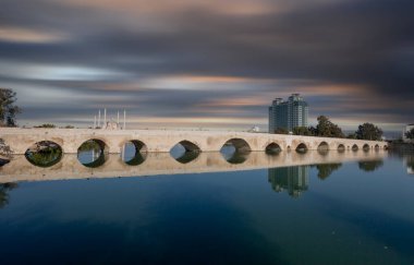 Adana 'da Seyhan Nehri üzerindeki Taskopru Köprüsü