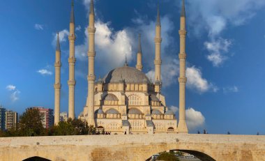 Adana 'da Seyhan Nehri üzerindeki Taskopru Köprüsü