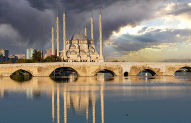 Adana 'da Seyhan Nehri üzerindeki Taskopru Köprüsü