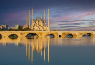 Adana 'da Seyhan Nehri üzerindeki Taskopru Köprüsü