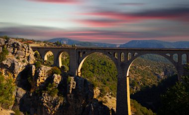 Adana 'nın tarihi Varda Köprüsü