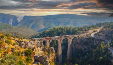 Adana 'nın tarihi Varda Köprüsü
