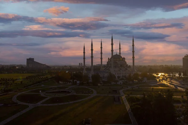 萨班奇中央清真寺 老钟楼和石桥在阿达纳 土耳其市 阿达纳市 塞汉河前有清真寺尖塔 — 图库照片