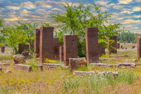 Antik Selcuk Türkleri mezarlığı, Ahlat, Türkiye. Malazgirt savaşında ölen askerler için mezar taşı anıtları. UNESCO Dünya Mirasları Geçici Listesi