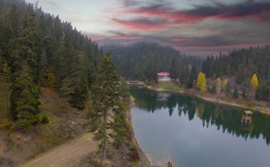 Güneşin doğuşunda güzel bir göl ve iskele. Ayancik bölgesindeki Akgol Gölü dağdaki küçük göl ve çam ormanları. Sinop, Türkiye