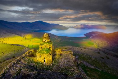 Van Altnsa köyünde yer alan bina Van Gölü 'ne bakan bir vadinin yamacına inşa edildi. 13. 16. yüzyıla dayanan kilise 1671 yılında onarıldı ve batısına bir jamatun eklendi..