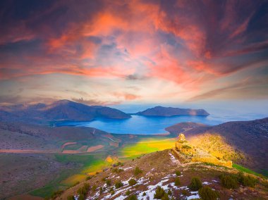 Van Altnsa köyünde yer alan bina Van Gölü 'ne bakan bir vadinin yamacına inşa edildi. 13. 16. yüzyıla dayanan kilise 1671 yılında onarıldı ve batısına bir jamatun eklendi..