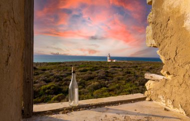 Polente Deniz Feneri Bozcaada 'nın en batı ucunda yer almaktadır ve 1861 yılında inşa edilmiştir. Polente ışığı 32 metre yüksekliğindedir ve ışığını 15 deniz miline ya da 28 kilometreye gönderebilir.