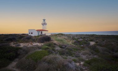 Polente Deniz Feneri Bozcaada 'nın en batı ucunda yer almaktadır ve 1861 yılında inşa edilmiştir. Polente ışığı 32 metre yüksekliğindedir ve ışığını 15 deniz miline ya da 28 kilometreye gönderebilir.