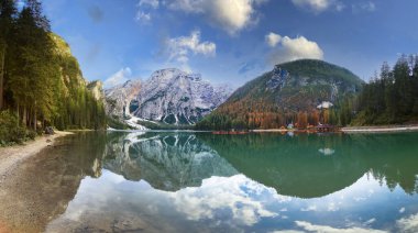 Braies Gölü (Lago di Braies) Dolomites Dağları 'nda, Braies Gölü' nde tekne kulübesi, arka planda Seekofel dağı, İtalyan Alplerinin Gündoğumu, Doğa Parkı Fanes-Sennes-Prags, Dolomite, İtalya, Avrupa.