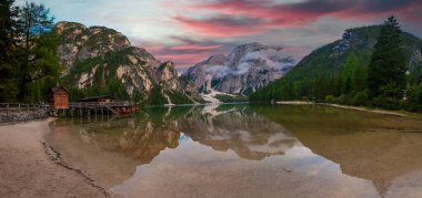 Braies Gölü (Lago di Braies) Dolomites Dağları 'nda, Braies Gölü' nde tekne kulübesi, arka planda Seekofel dağı, İtalyan Alplerinin Gündoğumu, Doğa Parkı Fanes-Sennes-Prags, Dolomite, İtalya, Avrupa.