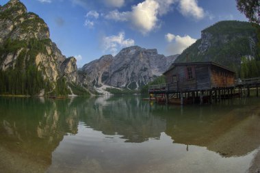 Braies Gölü (Lago di Braies) Dolomites Dağları 'nda, Braies Gölü' nde tekne kulübesi, arka planda Seekofel dağı, İtalyan Alplerinin Gündoğumu, Doğa Parkı Fanes-Sennes-Prags, Dolomite, İtalya, Avrupa.
