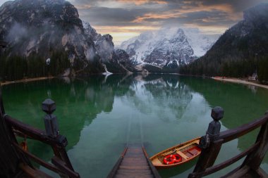 Braies Gölü (Lago di Braies) Dolomites Dağları 'nda, Braies Gölü' nde tekne kulübesi, arka planda Seekofel dağı, İtalyan Alplerinin Gündoğumu, Doğa Parkı Fanes-Sennes-Prags, Dolomite, İtalya, Avrupa.