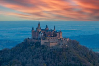 Hohenzollern Kalesi Swabian Alpleri'nde - Baden Wurttemberg, Almanya görünümünü