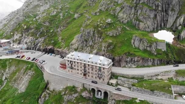 Окон Отеля Belvedere Расположенного Перевале Фурка Открывается Вид Живописную Дорогу — стоковое видео