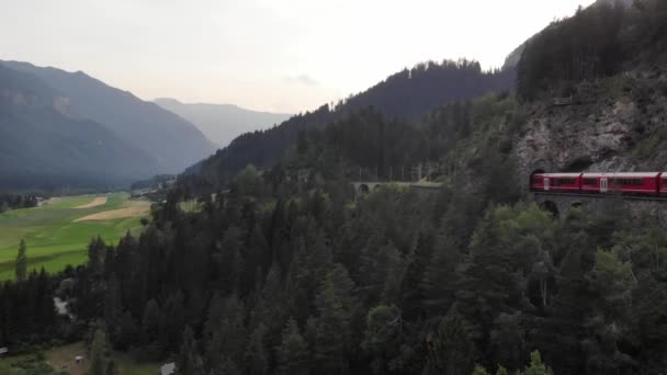 スイスアルプスの有名なランドマーク ファルクパスロードのホテルベルヴェデーレの風光明媚な道路の空中ドローンビュー スイスの夏の観光地 — ストック動画