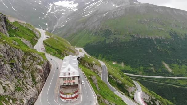 スイスアルプスの有名なランドマーク ファルクパスロードのホテルベルヴェデーレの風光明媚な道路の空中ドローンビュー スイスの夏の観光地 — ストック動画