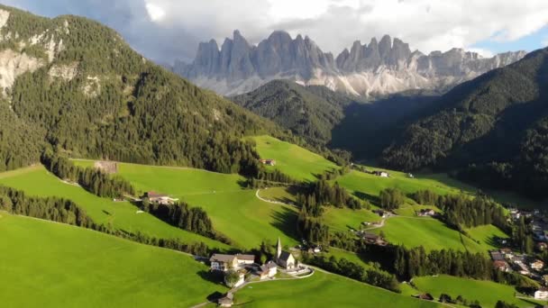Santa Magdalena村 意大利阿尔卑斯山南蒂罗尔田园诗般的白云石景观 — 图库视频影像