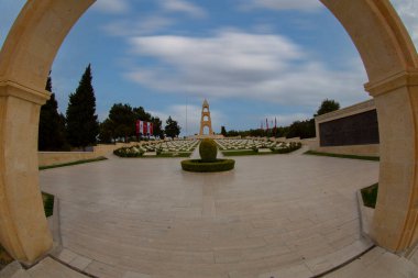 Çanakkale Şehitleri Anıtı Gelibolu savaş katılan Türk askerleri hakkında hizmet anısına bir savaş anıtı olduğunu.