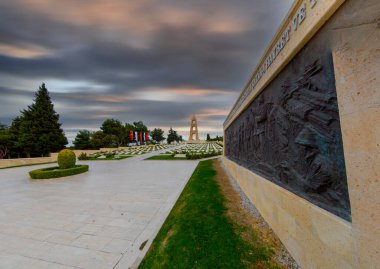 Çanakkale Şehitleri Anıtı Gelibolu savaş katılan Türk askerleri hakkında hizmet anısına bir savaş anıtı olduğunu.