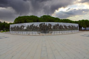 Çanakkale Şehitleri Anıtı Gelibolu savaş katılan Türk askerleri hakkında hizmet anısına bir savaş anıtı olduğunu.