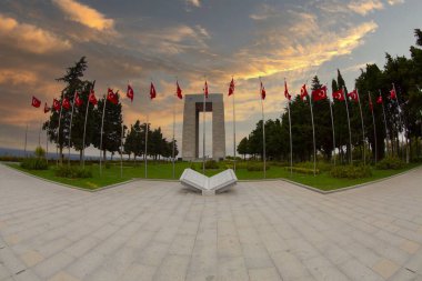 Çanakkale Şehitleri Anıtı Gelibolu savaş katılan Türk askerleri hakkında hizmet anısına bir savaş anıtı olduğunu.
